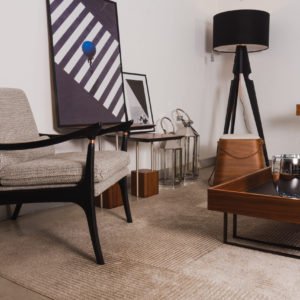 POLTRONA BARONE, MESA DE CENTRO ARUBA, MESAS LATERAL KAN, BANCO CAPO, LUMINÁRIA LUME